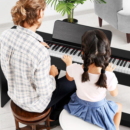 Digitální piano s 88 klávesami, kladívková vážená mechanika, stojan se 3 pedály