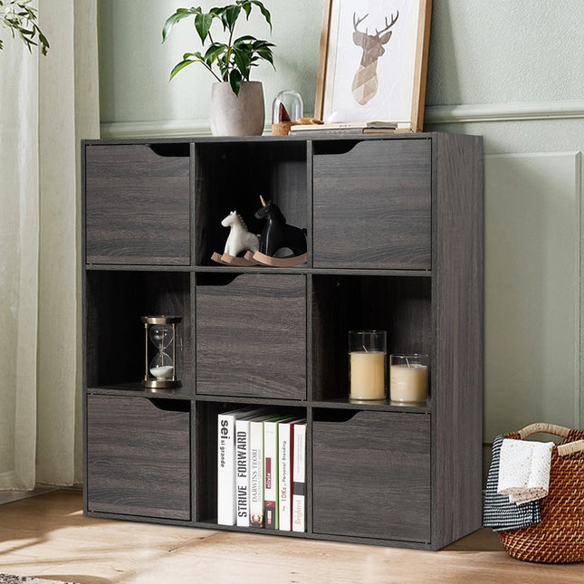 Úložný regál s 9 přihrádkami a dvířky volně stojící dřevěná knihovna - šedá