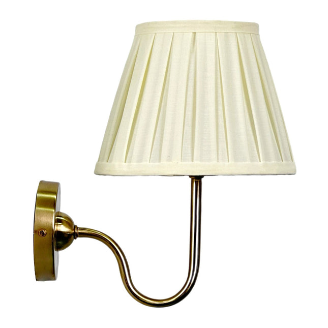 Nástěnná lampa v antickém stylu s plisovaným látkovým stínidlem