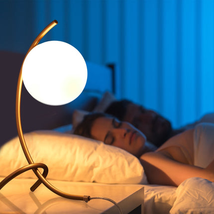 Oblouková stolní lampa s kulovým stínidlem