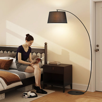 Moderní kovová oblouková stojací lampa s černým lněným stínidlem