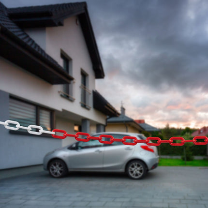 Zábranový řetěz v červeno-bílé