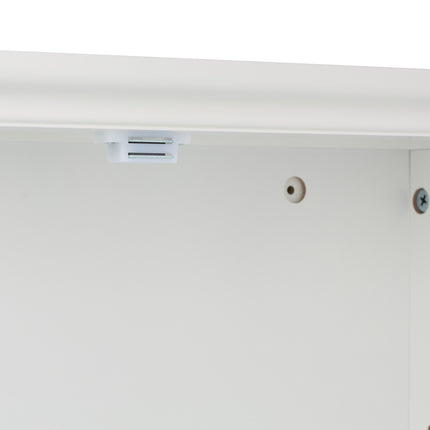 Badezimmerschrank mit verstellbaren Einlegeböden