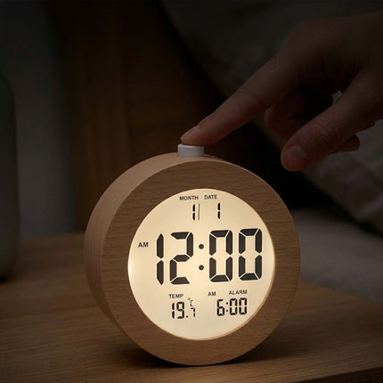 Digitální budík z bukového dřeva s funkcí snooze