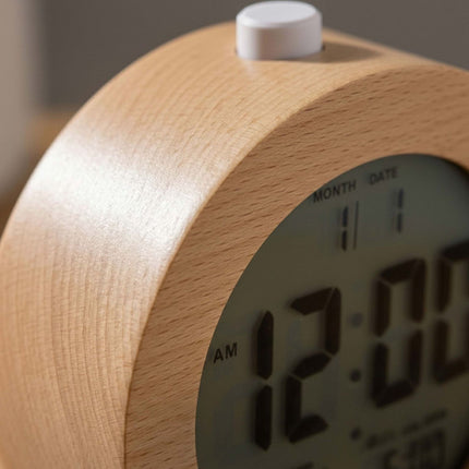 Digitální budík z bukového dřeva s funkcí snooze