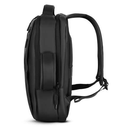 Černý batoh na notebook, USB-C port, objem 15L