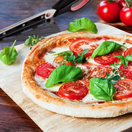 Černo-červený kráječ na pizzu se zvedacím mechanismem