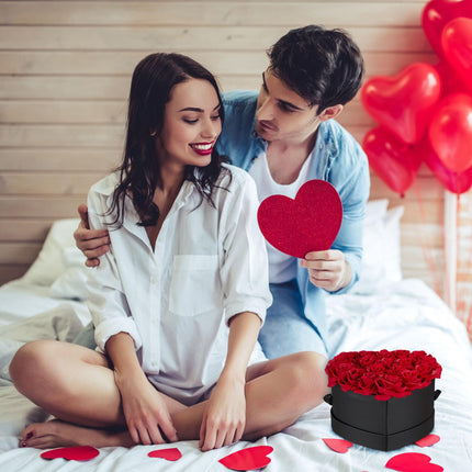 Černá krabice ve tvaru srdce s 18 růžemi