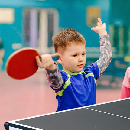 Černý stůl na stolní tenis s příslušenstvím
