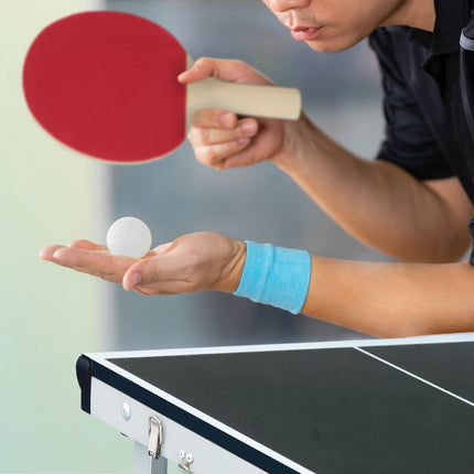 Černý stůl na stolní tenis s příslušenstvím