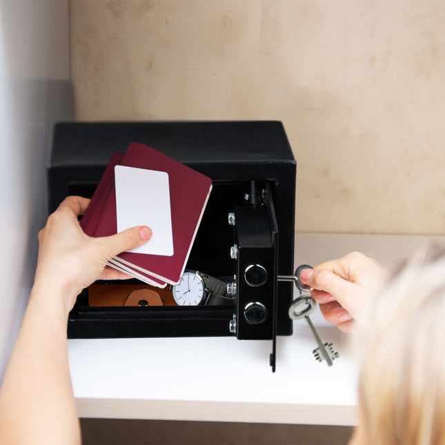 Zwarte wandkast met sleutel