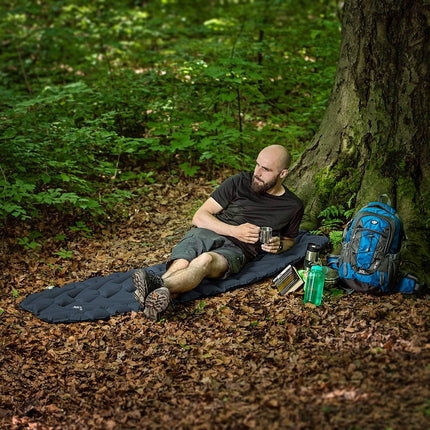 Tmavě šedá turistická karimatka, lehká, přenosná