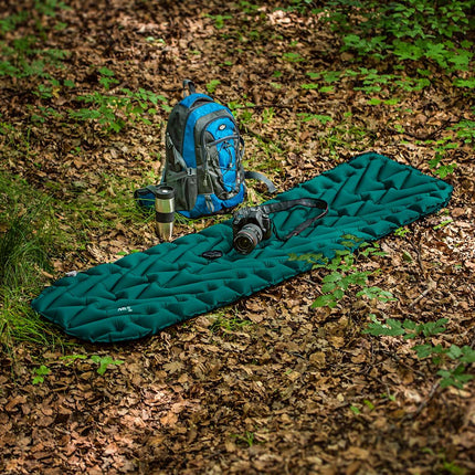Tmavě zelená turistická karimatka – lehká, přenosná, odolná