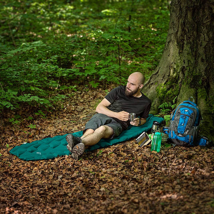Tmavě zelená turistická karimatka – lehká, přenosná, odolná
