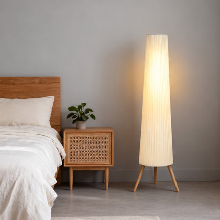 Stmívatelná LED stojací lampa, dřevěná trojnožka, nožní vypínač, bílá