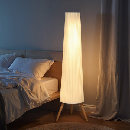 Stmívatelná LED stojací lampa, dřevěná trojnožka, nožní vypínač, bílá
