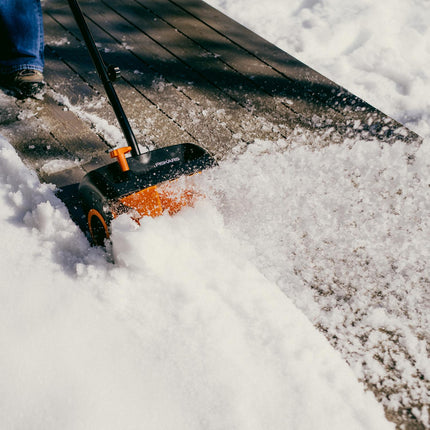 Fiskars Electric Snow Shovel 30 cm with 2 x 12V Batteries, Brushless, 6 m Throw