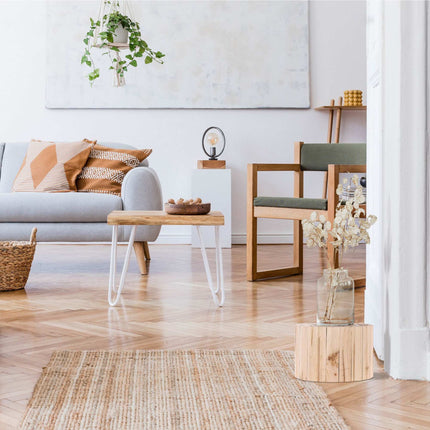 Stolička pod květiny v přírodním designu