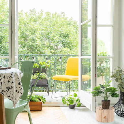 Stolička pod květiny v přírodním designu