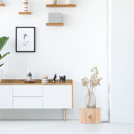 Stolička pod květiny v přírodním designu