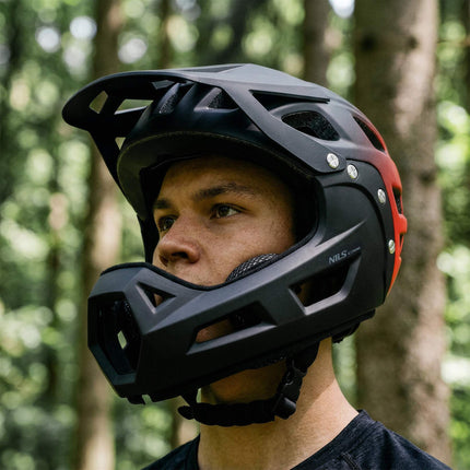 Integrální helma, velikost M 56-58 cm, odnímatelná bradová část, červená