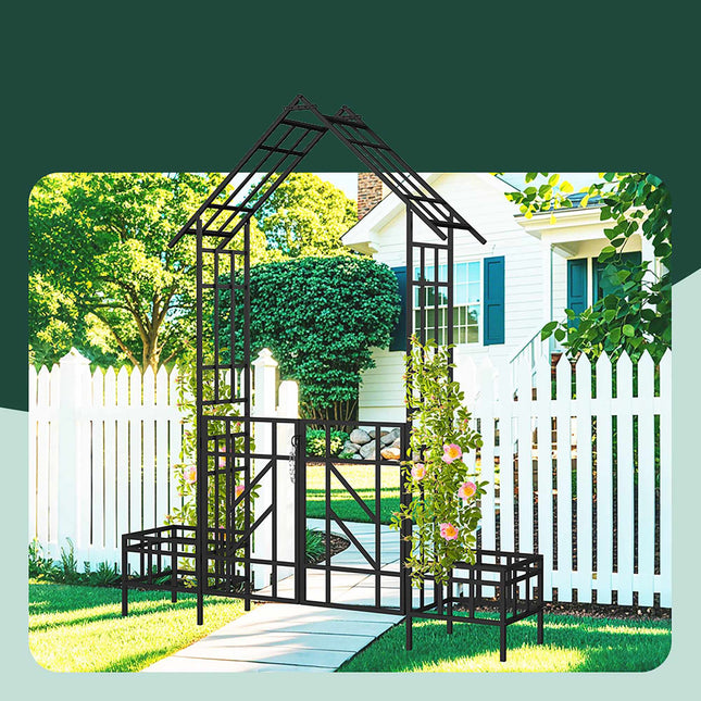 Tuinboog met poort en plantenbakken, in de vorm van een huis.