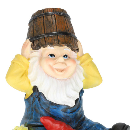 Zahradní trpaslík s kbelíkem vody
