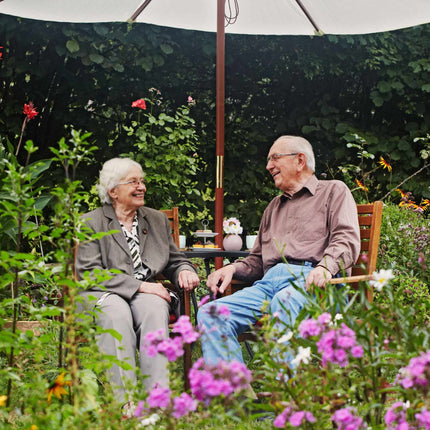 Gartentisch mit Loch für Sonnenschirm