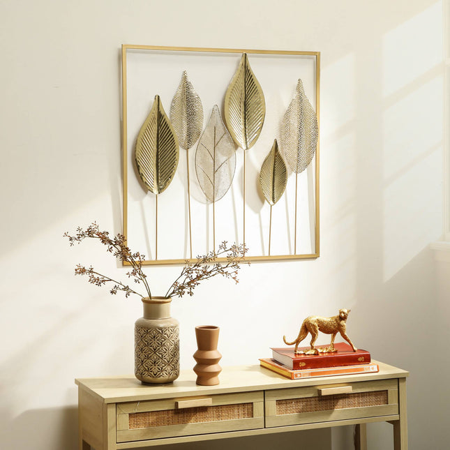 Zlatá kovová nástěnná dekorace s motivem listů – 70x70 cm