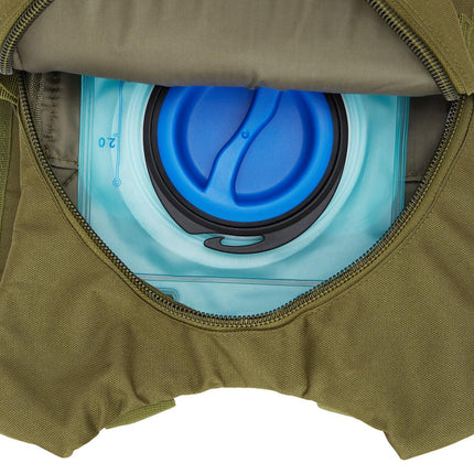 Zelený batoh, odolný, prostorný, vhodný na cesty
