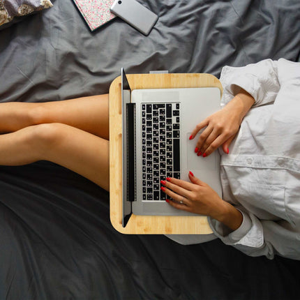 Grauer Lapdesk mit Bambustablett