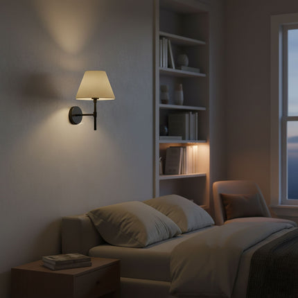 Vnitřní nástěnná lampa s černým držákem a lněným stínidlem