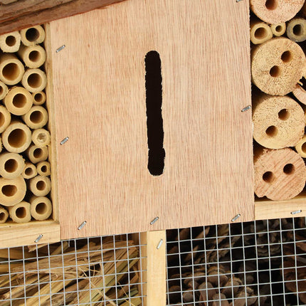Insektenhotel mit Rindendach