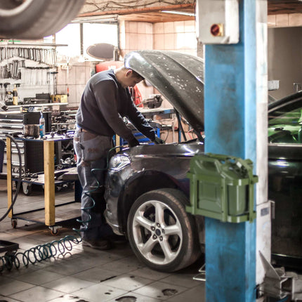 Kovový držák na kanystr