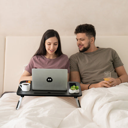 Stolek na klín s držákem na tablet a nápoj – černý
