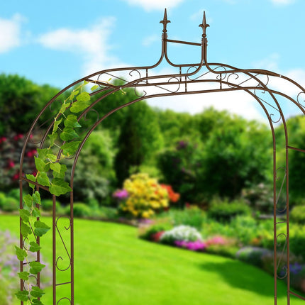 Kovová zahradní pergola – velký rostlinný oblouk s ozdobnými špicemi