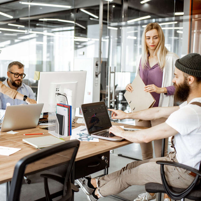 Kovový stojan na časopisy