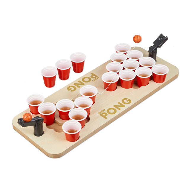 Mini beer pong s červenými kelímky