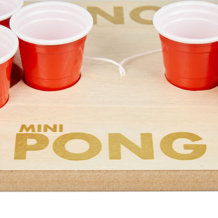 Mini beer pong s červenými kelímky