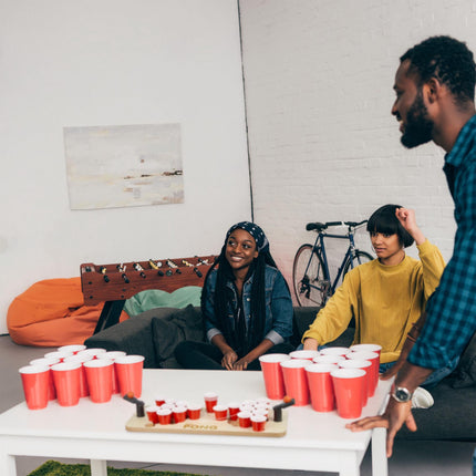 Mini beer pong s červenými kelímky