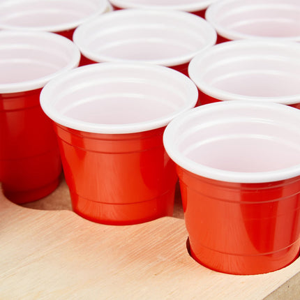 Mini beer pong s červenými kelímky