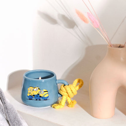 Vonná svíčka Minions v keramickém hrnku – ovocně květinová vůně