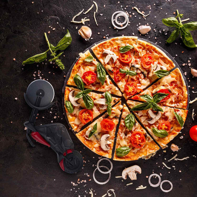 Kráječ na pizzu ve tvaru motorky