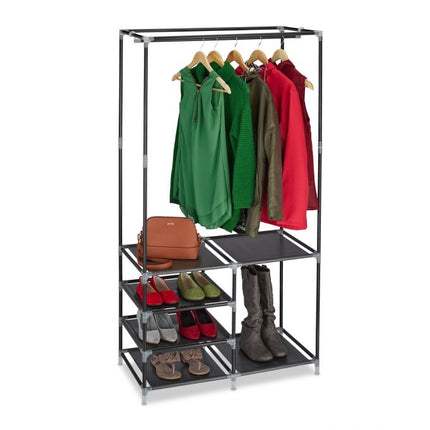 Offener Kleiderschrank mit Schuhregal