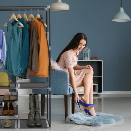 Offener Kleiderschrank mit Schuhregal