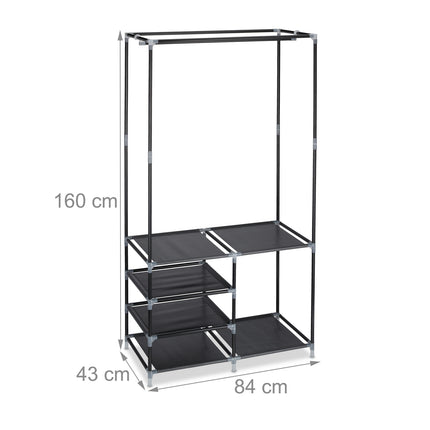 Offener Kleiderschrank mit Schuhregal
