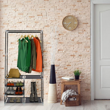 Offener Kleiderschrank mit Schuhregal