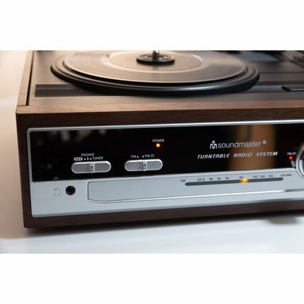 PL186H gramofon s rádiem a vestavěnými reproduktory.