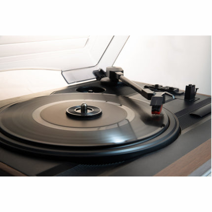 PL186H gramofon s rádiem a vestavěnými reproduktory.