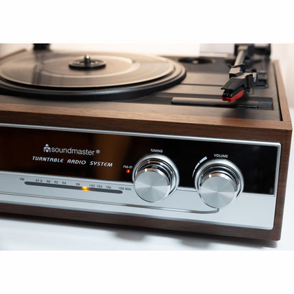 PL186H gramofon s rádiem a vestavěnými reproduktory.